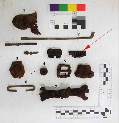 Selection of artefacts from pit EB-19-051. 